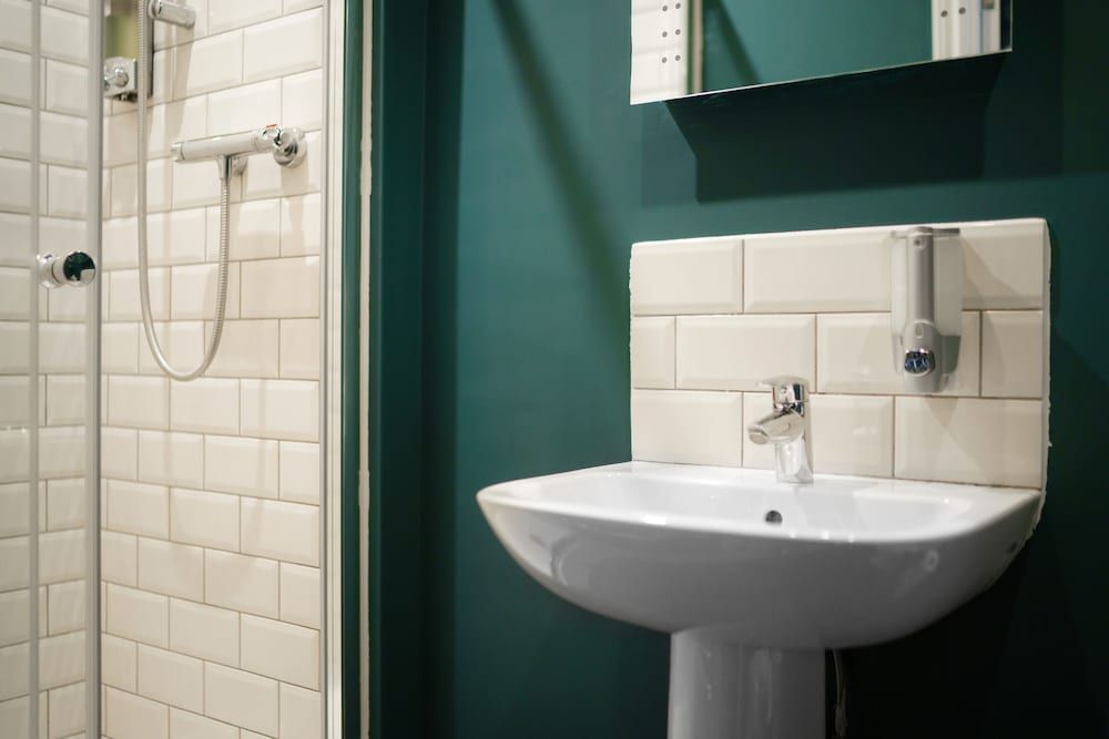 The Limes Double Room (Four Poster Bed) 9