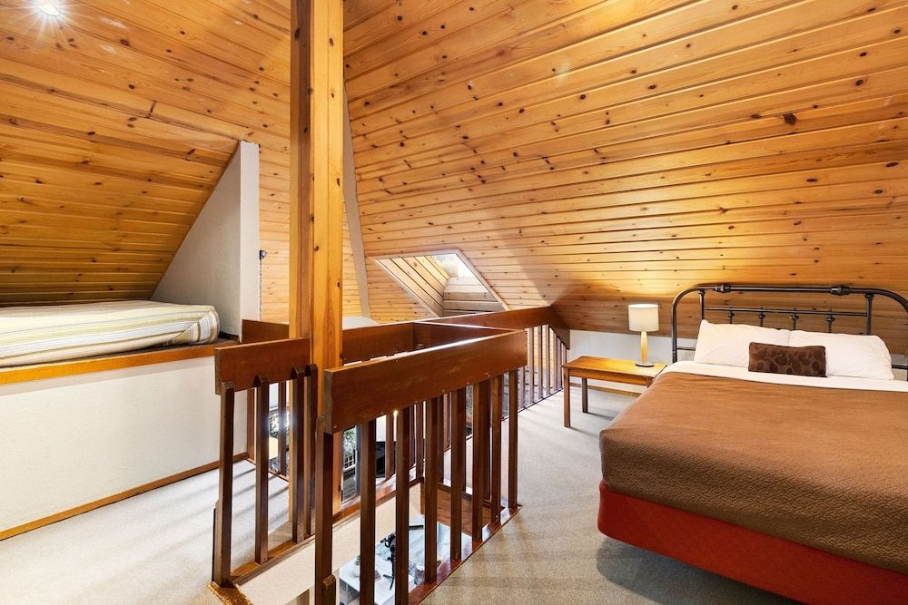 LOGE Alta Crystal Suite (Queen Loft Suite/Double)