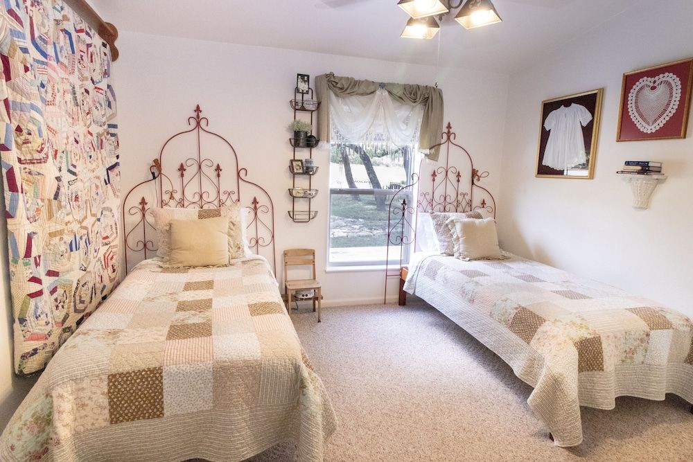 Suite Sarah (Shared Bathroom)