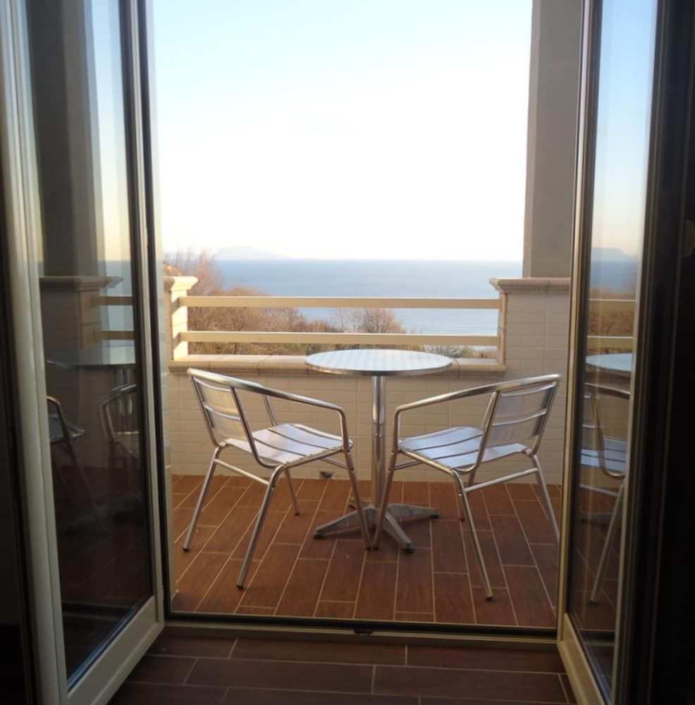 Mini Hotel Quadruple Room, Garden View 3