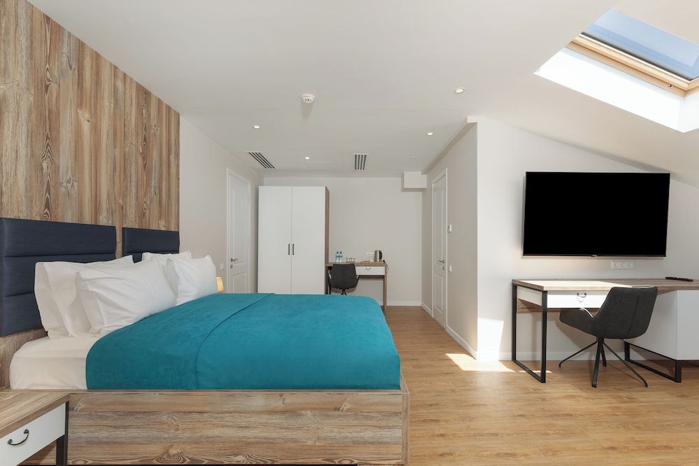 Boulevard Hotel Batumi Large Double Room 7