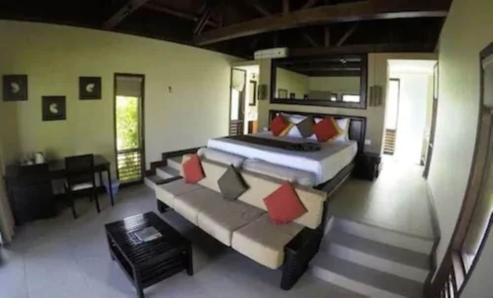 Beachfront Plunge Pool Bure