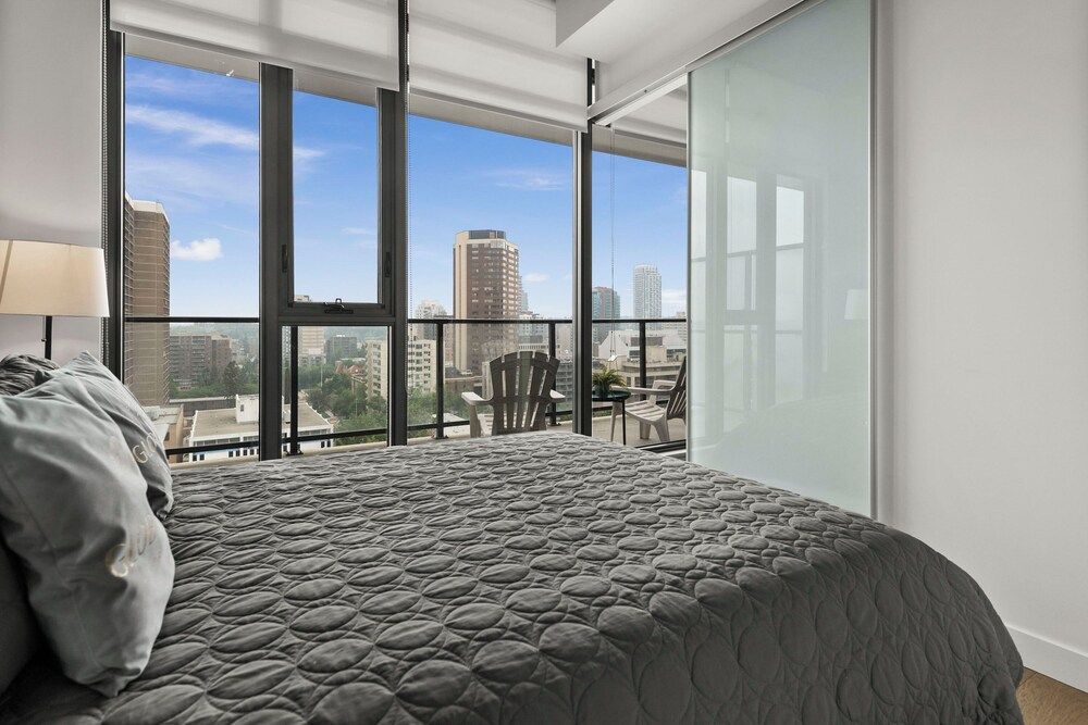 GLOBALSTAY. Downtown Calgary Apartments Romantic Apartment, 2 Bedrooms, Kitchen, City View 14