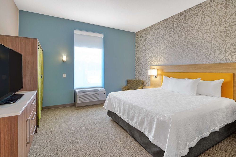 Suite, 1 King Bed, Accessible (Mobility & Hearing, Roll-in Shower)