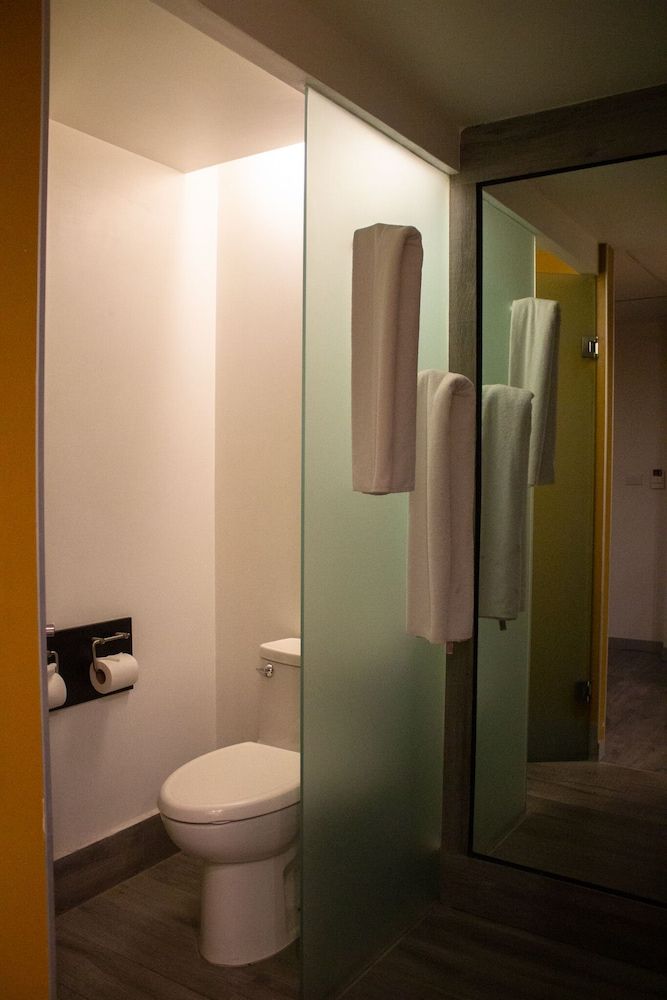 Hotel Harare Standard Double Room, 1 King Bed, Accessible, Non Smoking 3