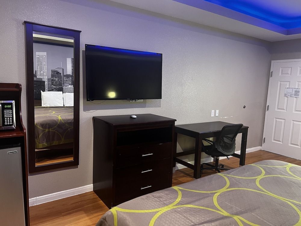 undefined Super 8 by Wyndham Houston Northwest Cypress 10