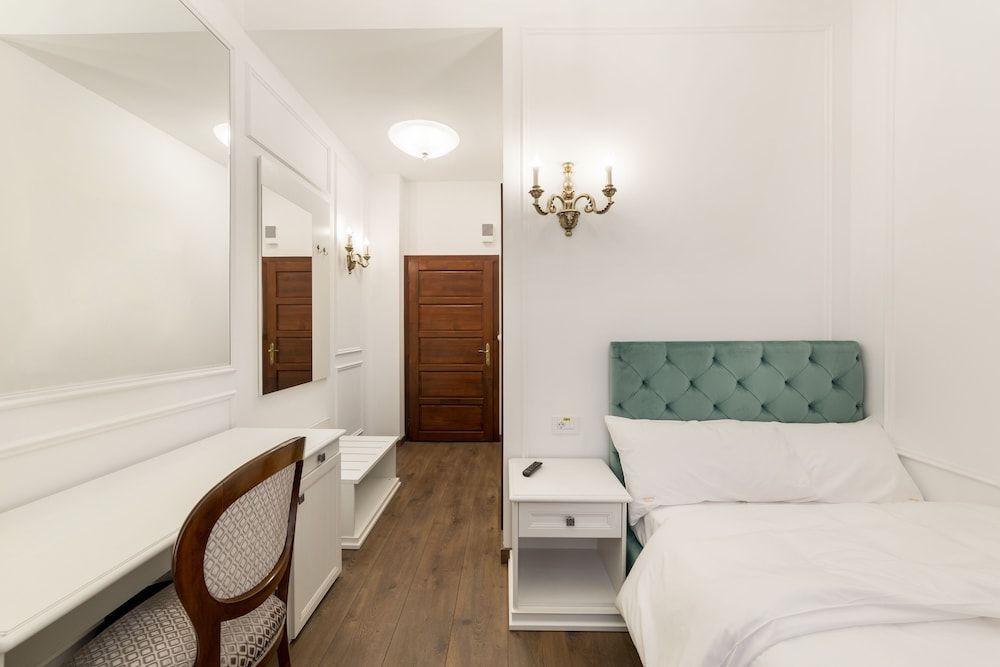 undefined Lahovary Palace Hotel 5