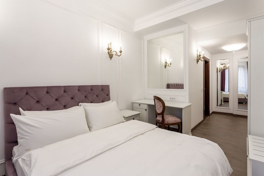 undefined Lahovary Palace Hotel 10