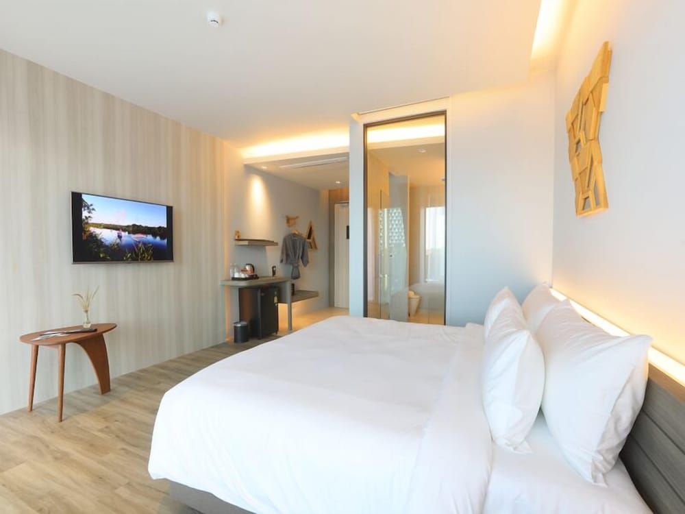 Junior Double Room, 1 King Bed, Non Smoking, Pool View