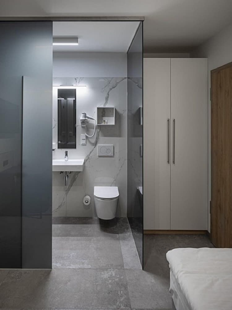 Home & Work Apartments Single Room 5