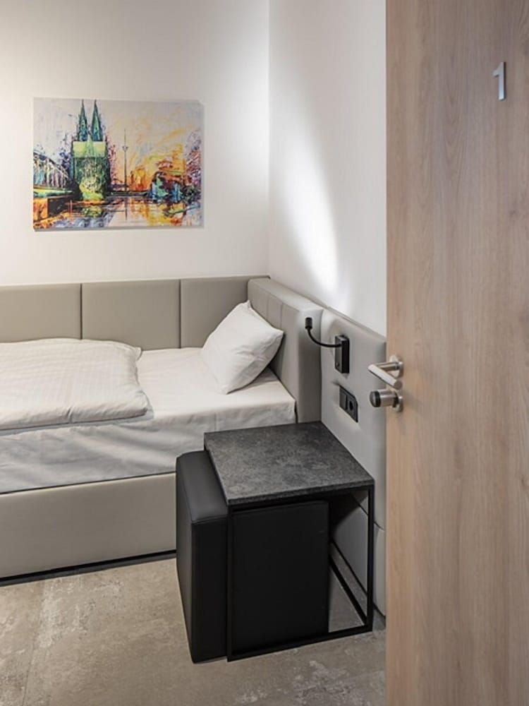 Home & Work Apartments Single Room 9