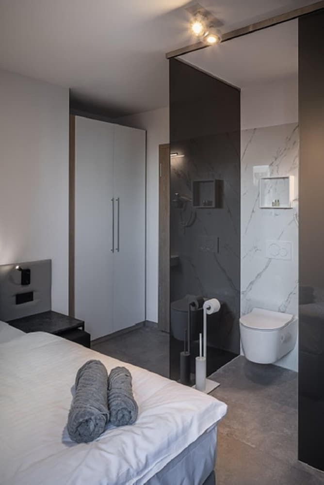 Home & Work Apartments Single Room 3