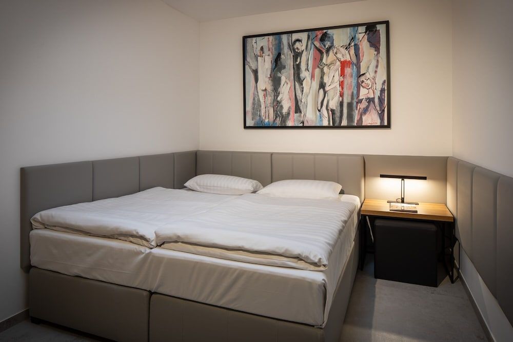 Home & Work Apartments Deluxe Suite