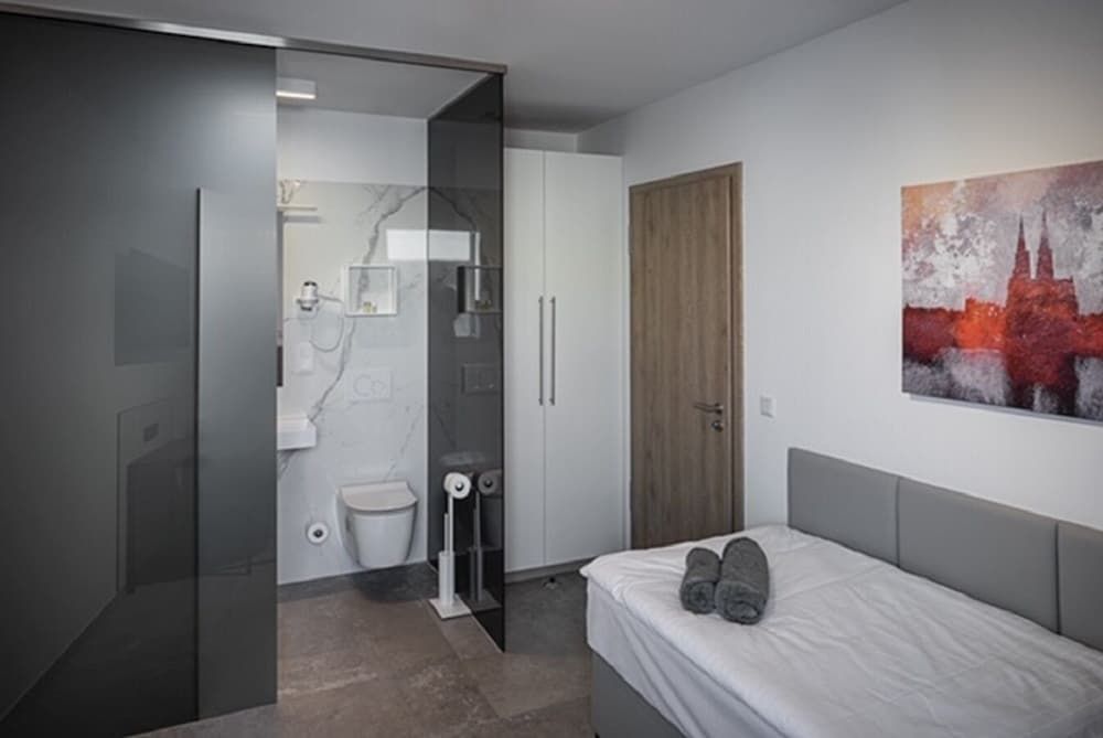 Home & Work Apartments Single Room 4