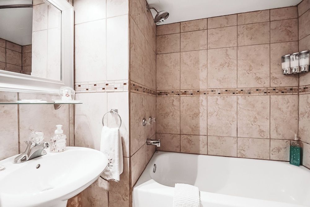 Along River Ridge Standard Room, 1 Queen Bed, Garden View 14