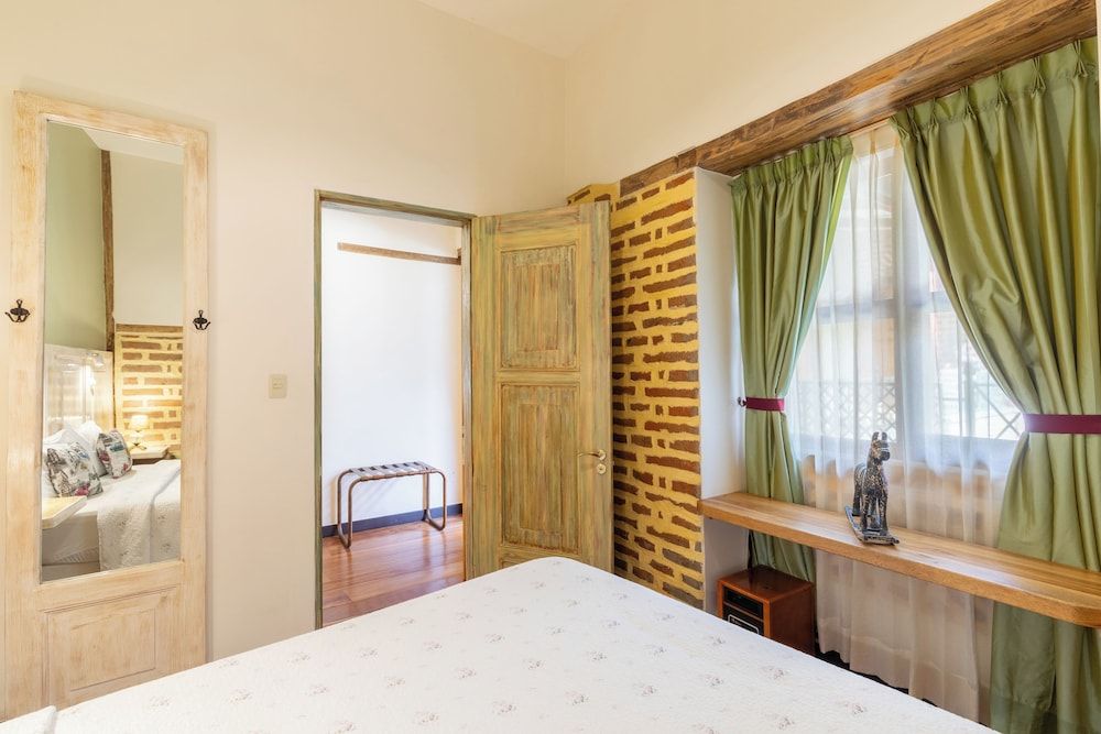 Old Town Quito Suites, Apartments & Boutique hotel Signature Apartment, 1 Queen Bed, Fireplace, City View 2