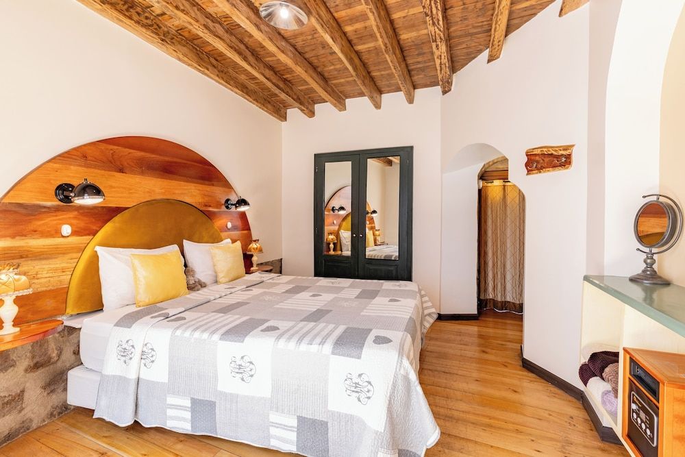 Premier Apartment, 1 Queen Bed, Accessible, Courtyard View