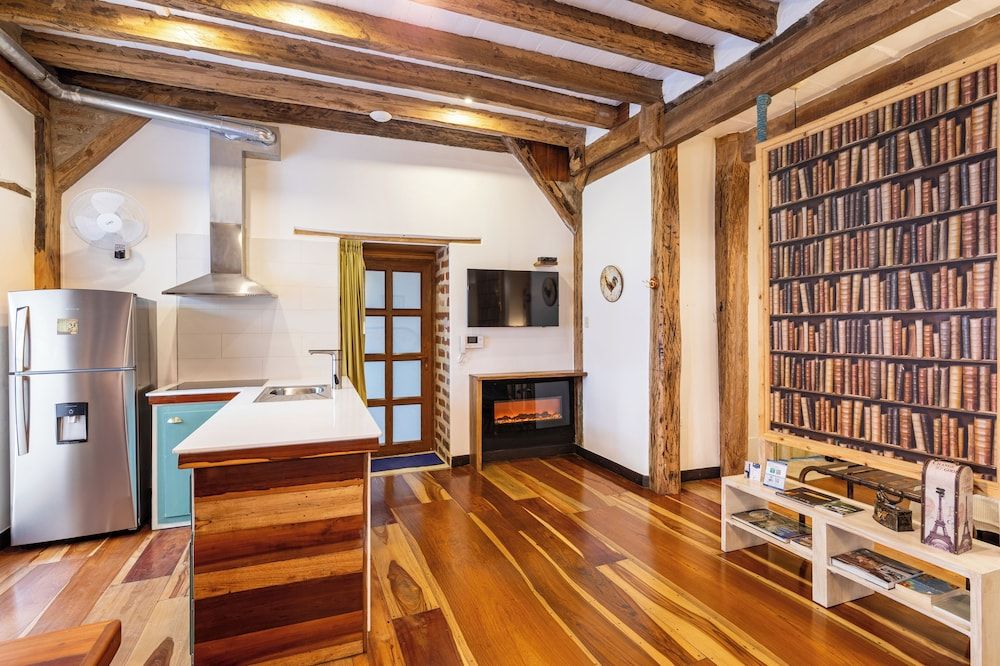 Old Town Quito Suites, Apartments & Boutique hotel City Apartment, 1 Queen Bed, Fireplace, City View 7