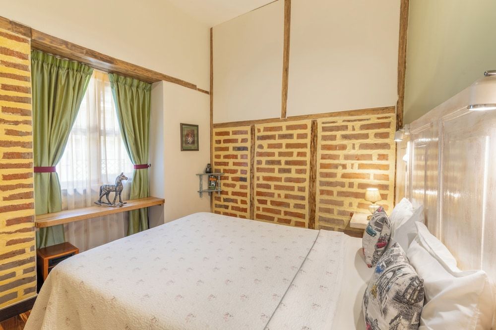 Old Town Quito Suites, Apartments & Boutique hotel Signature Apartment, 1 Queen Bed, Fireplace, City View 3