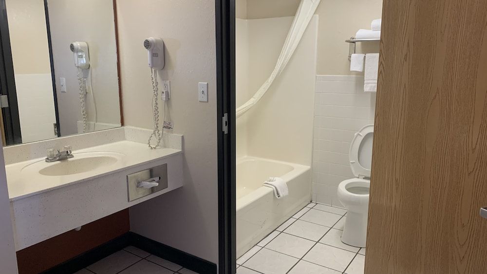 Regency Inn And Suites King Whirlpool Suites 12