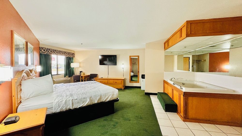 Regency Inn And Suites King Whirlpool Suites 8