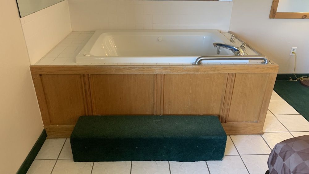 Regency Inn And Suites King Whirlpool Suites 14