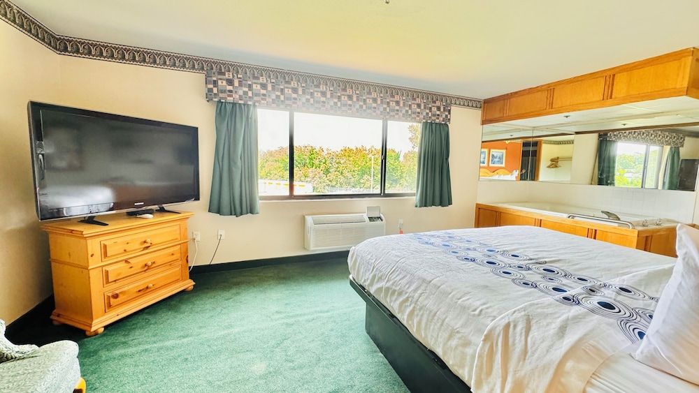 Regency Inn And Suites King Whirlpool Suites 2