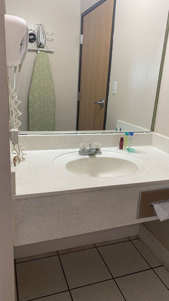 Regency Inn And Suites Standard King Room 3