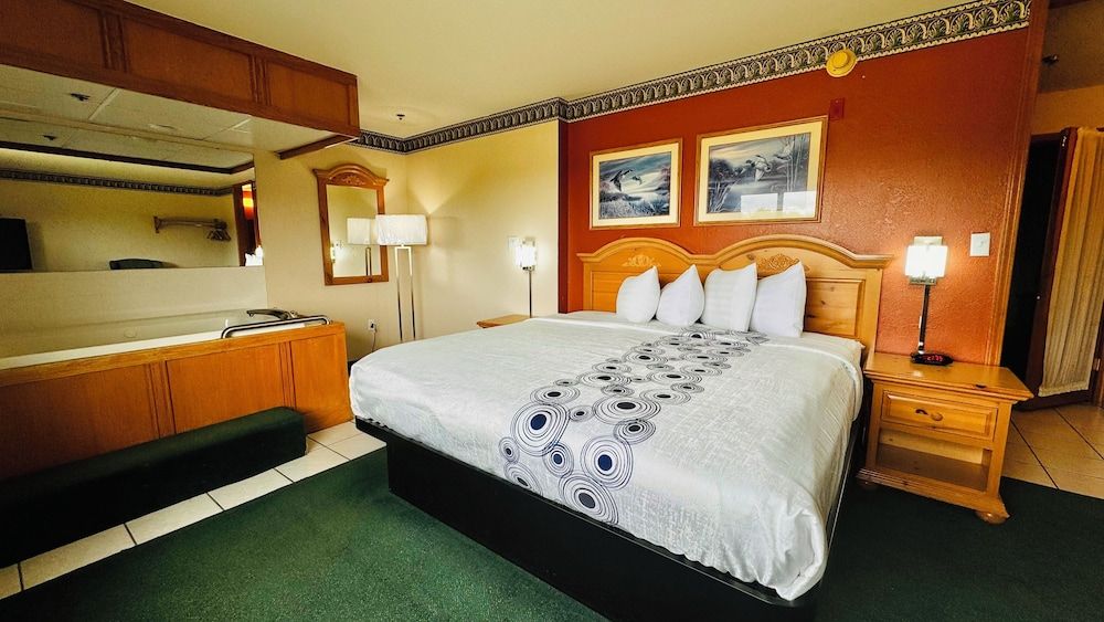 Regency Inn And Suites King Whirlpool Suites 4