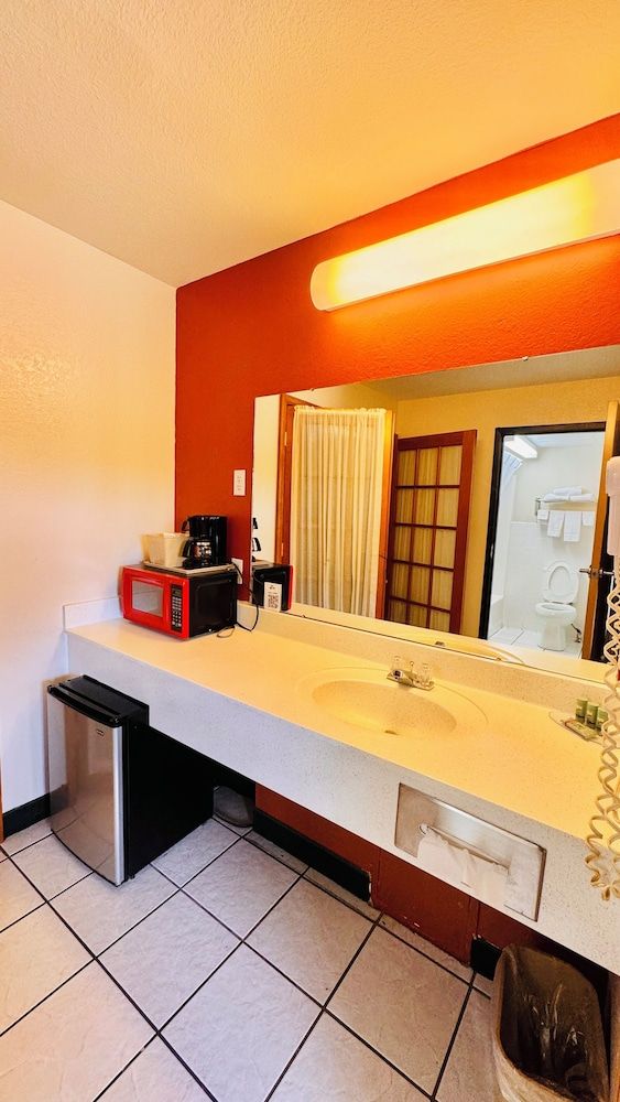 Regency Inn And Suites King Whirlpool Suites 11