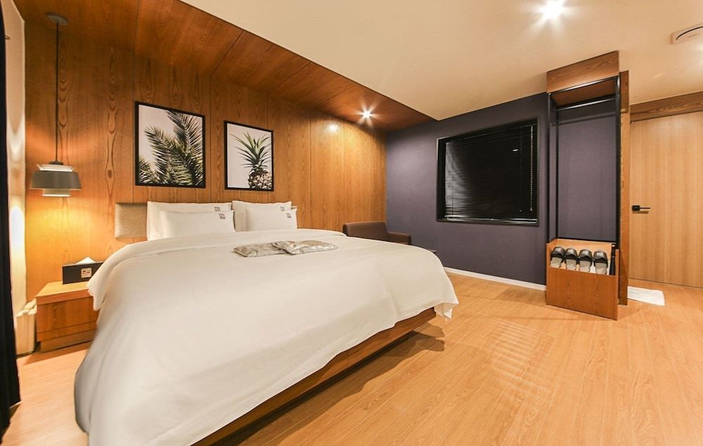 Gray 191 Hotel Deluxe Double Room 5