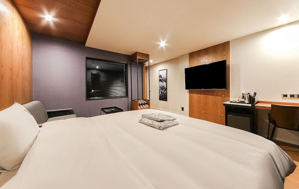 Gray 191 Hotel Deluxe Double Room 8