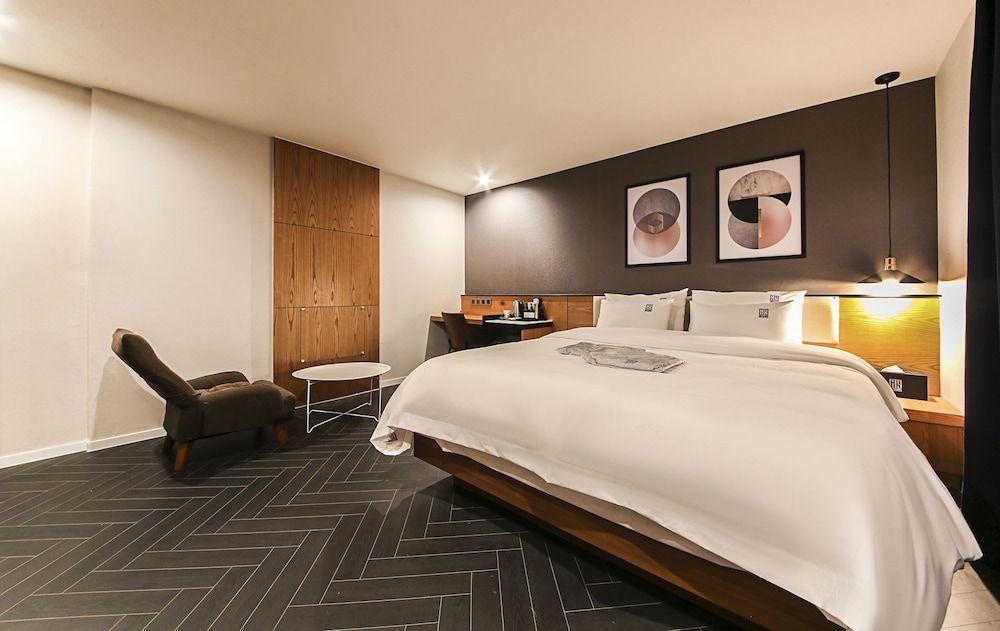 Gray 191 Hotel Deluxe Double Room 4