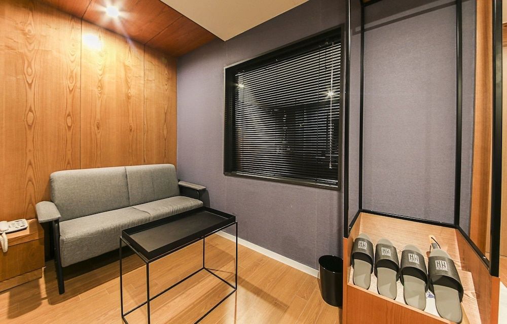 Gray 191 Hotel Deluxe Double Room 9