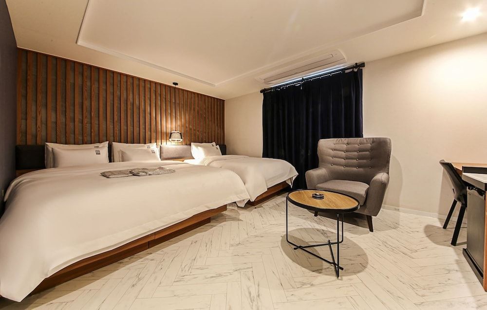 undefined Gray 191 Hotel 4