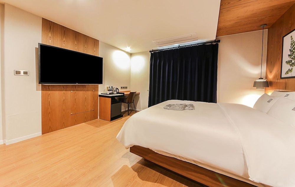 Gray 191 Hotel Deluxe Double Room 2