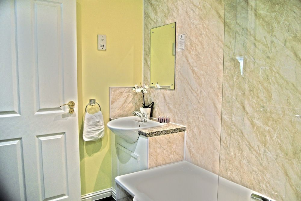 The Bridge of Cally Hotel Twin Room 3