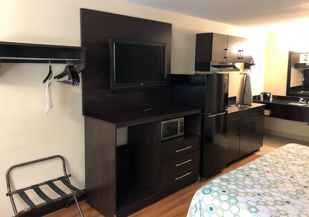 HomeTowne Studios by Red Roof Bordentown - McGuire AFB Standard Studio, 1 King Bed, Non Smoking 4