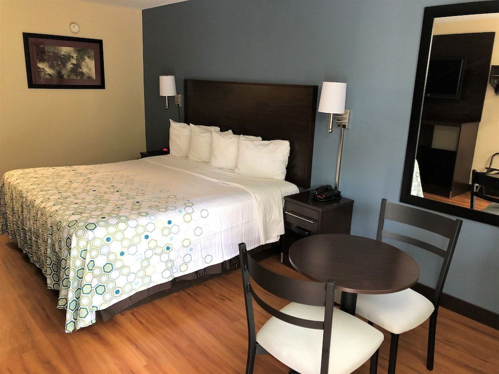 HomeTowne Studios by Red Roof Bordentown - McGuire AFB Standard Studio, 1 King Bed, Non Smoking 2