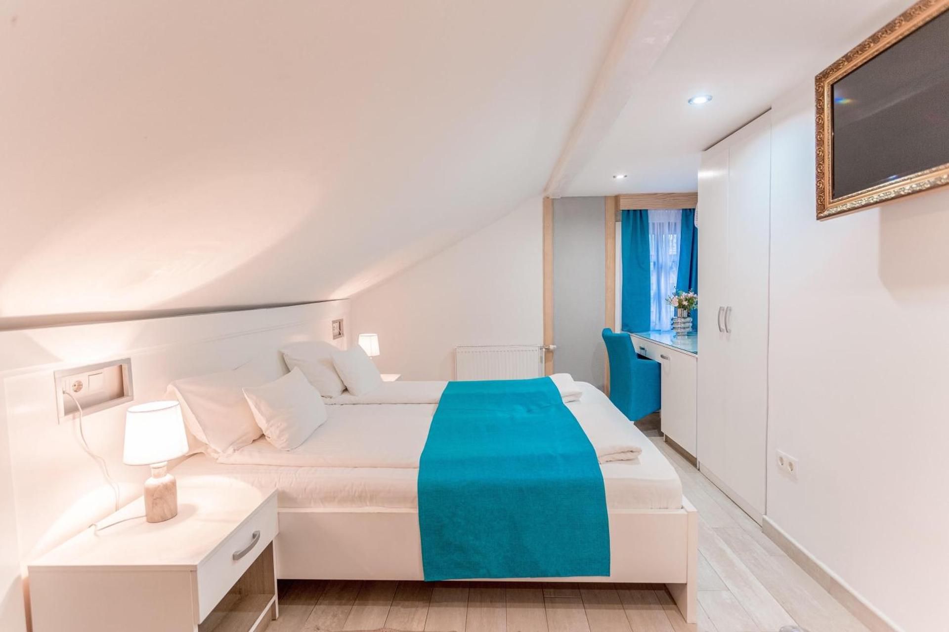 Hotel-Restaurant Kriva Cuprija Classic Quadruple Room 2