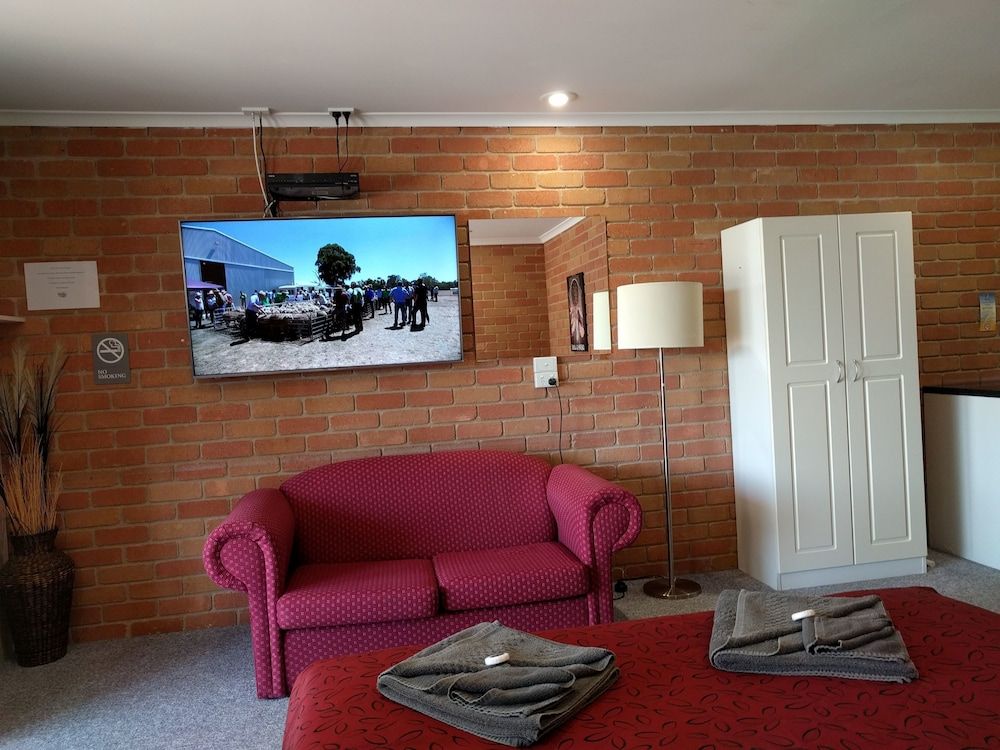 Travellers Inn Kaniva Deluxe Queen Room 5 6