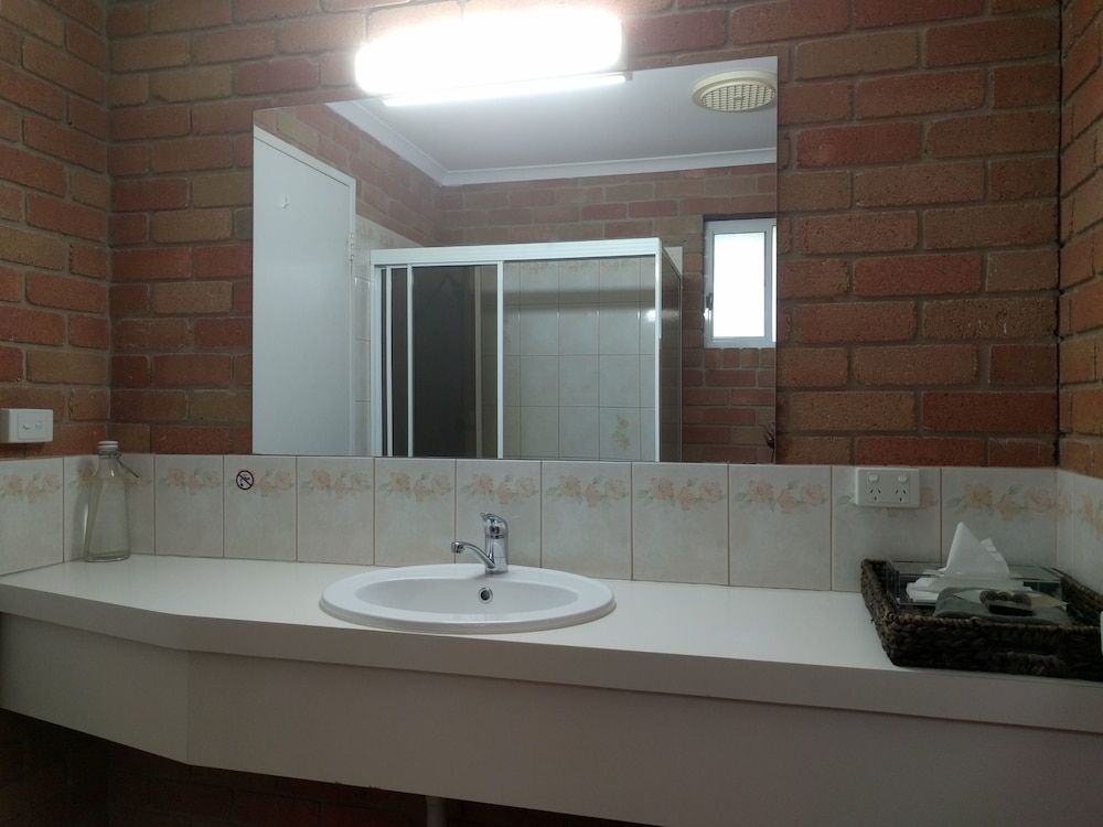 Travellers Inn Kaniva Deluxe Queen Room 2 3