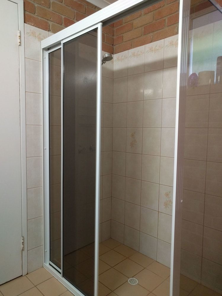 Travellers Inn Kaniva Deluxe Queen Room 5 5