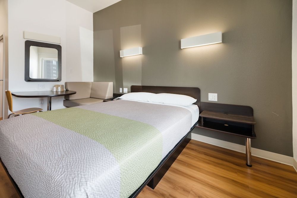 Deluxe Suite, 1 King Bed, Non Smoking, Kitchenette