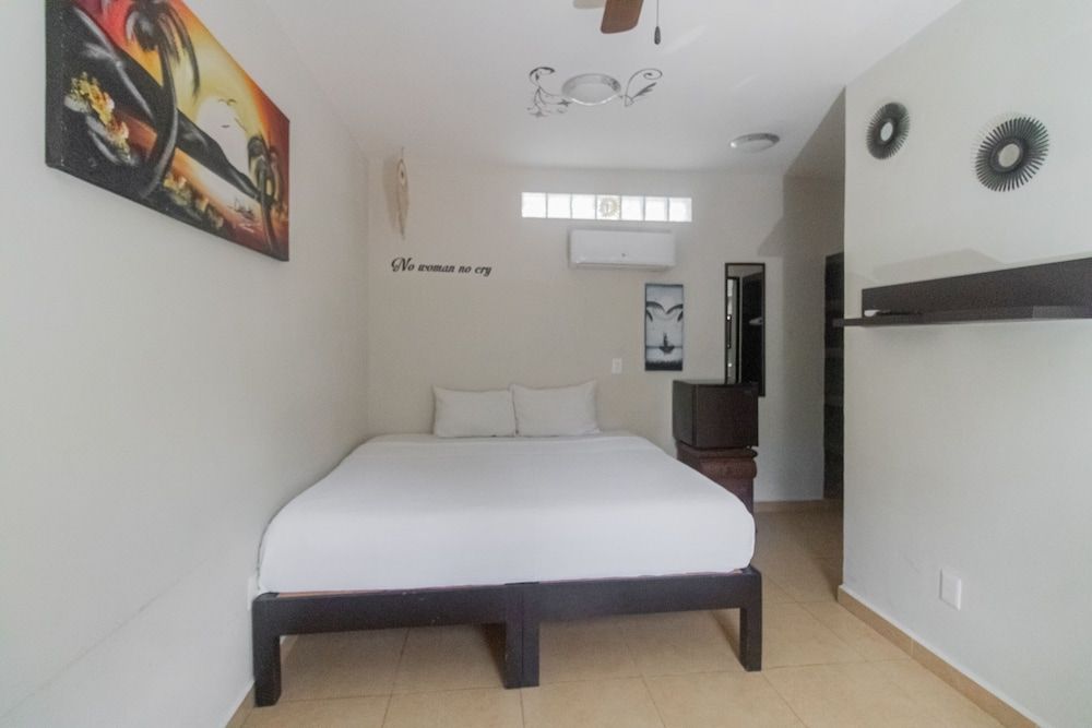 Moonshine Hotel Standard Double Room, 1 King Bed, Non Smoking, Pool View (Suie King) 8