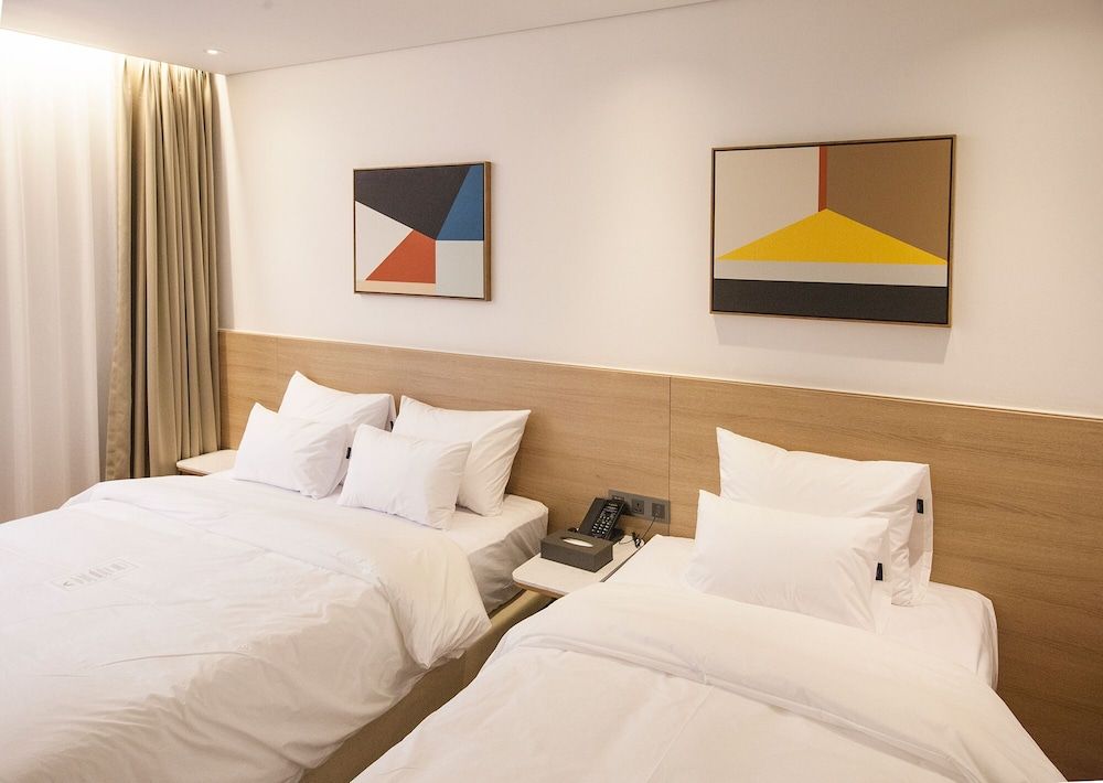Hotel Londoner Yongwon Twin Bed Room 5