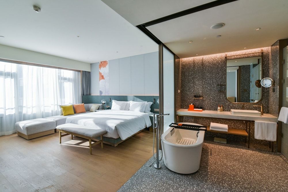 Club Suite, 1 King Bed (Living Area)