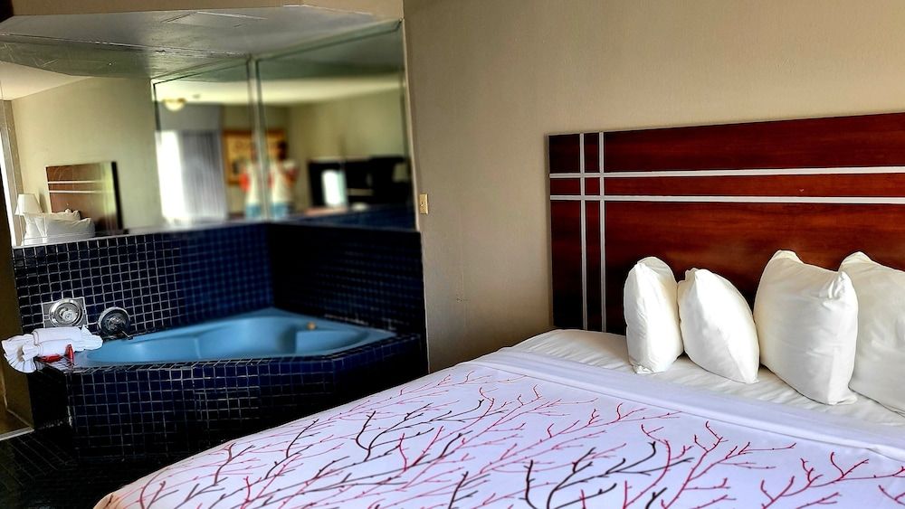 Rancho San Diego Inn & Suites Exclusive Room 2