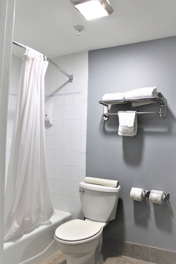 Rancho San Diego Inn & Suites Comfort Room 4