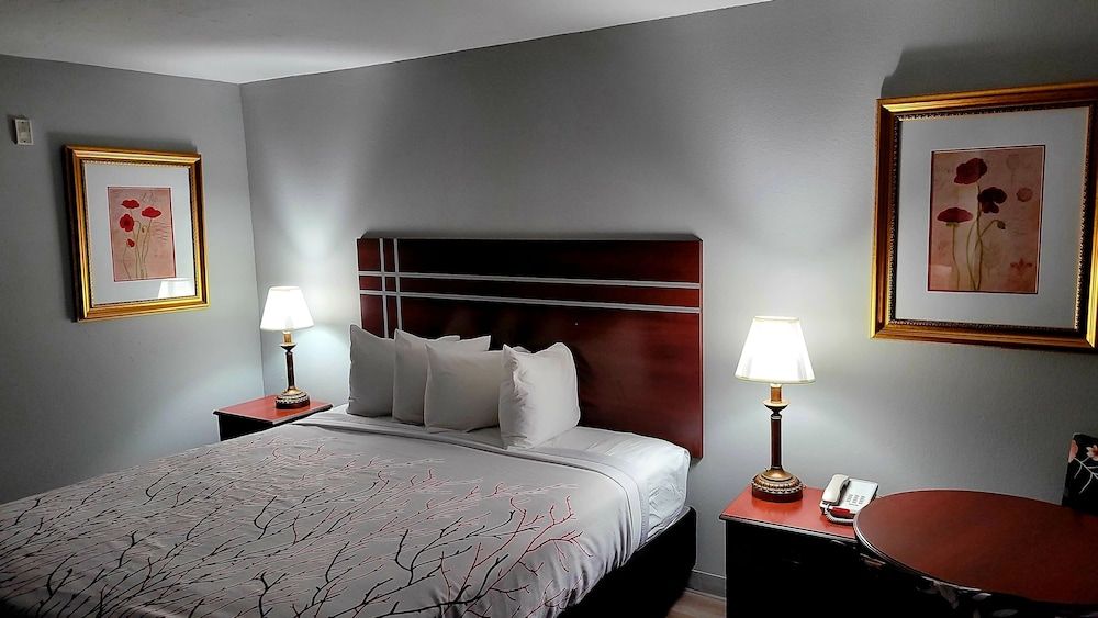 Rancho San Diego Inn & Suites Comfort Room 3